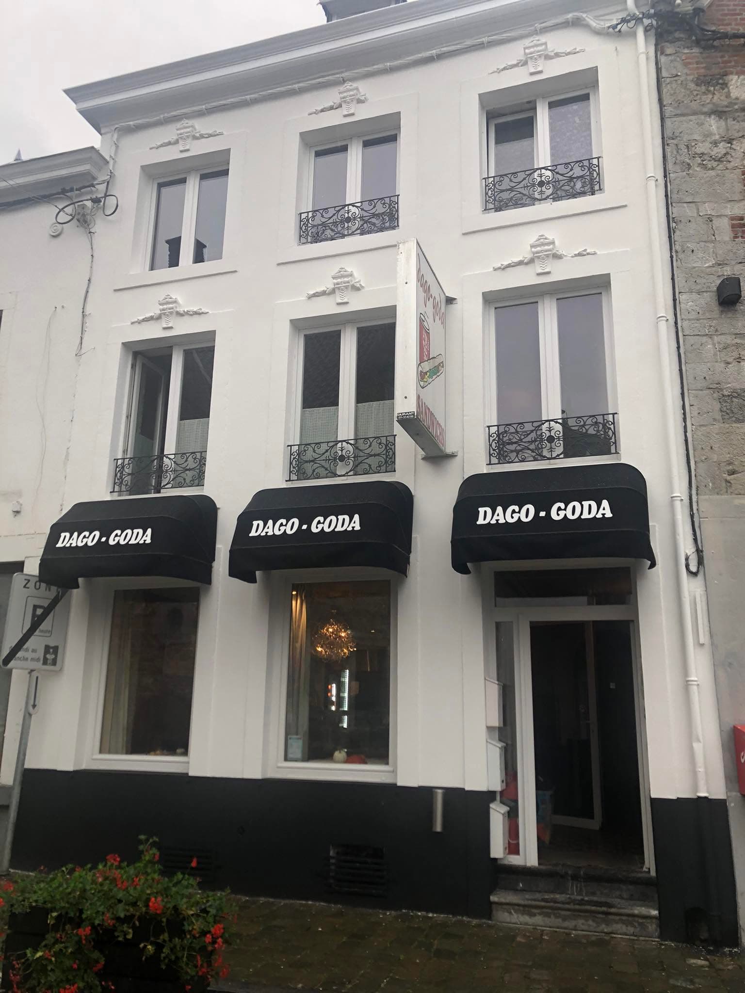 La devanture de DAGO-GODA à Fosses-la-Ville : façade blanche et auvents noirs